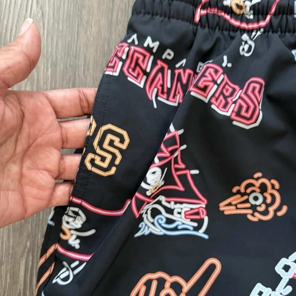 Chubbies NFL Tampa Bay Buccaneers Mens 6'' Inseam Lined Swim Trunks Large Bucs